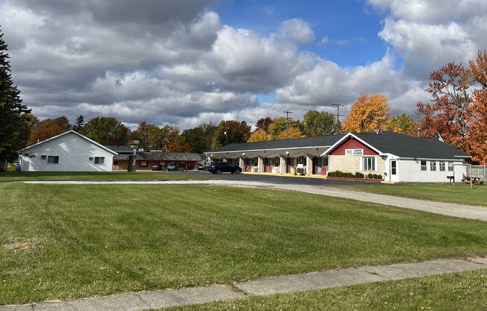 Pinconning Trail Motel (Pinconning Trail Inn, Mackinac Trail House) - October 15 2022 Photo 